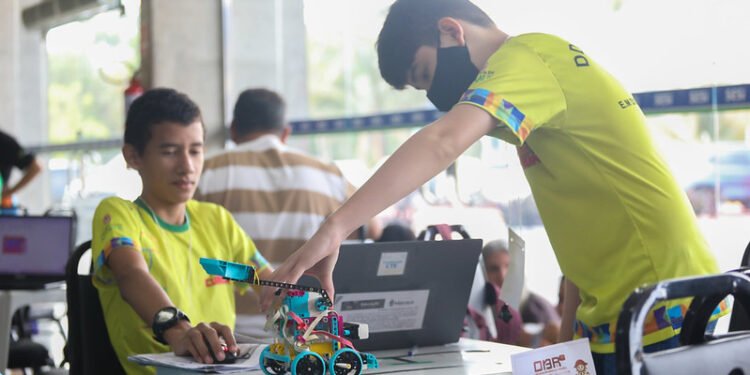 Estudantes da rede municipal de Manaus disputam fase estadual da Olimpíada Brasileira de Robótica