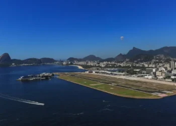 Avião derrapa no Santos Dumont e voos são cancelados