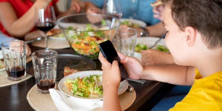 Celular na hora das refeições: um aliado para os pais ou um obstáculo para a alimentação infantil?