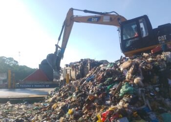 Prefeitura realiza transbordo de 257,6 toneladas de lixo retiradas da orla em julho