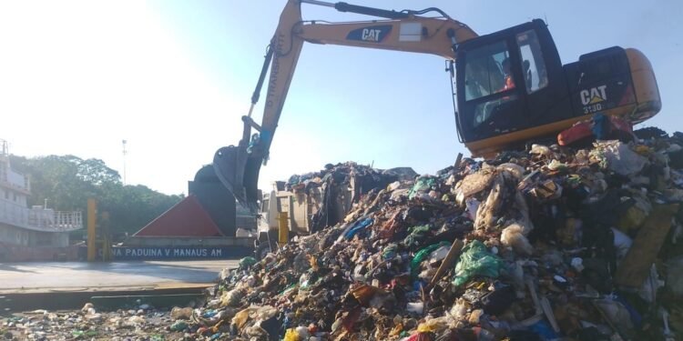Prefeitura realiza transbordo de 257,6 toneladas de lixo retiradas da orla em julho