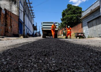 Prefeitura de Manaus intensifica operação “Tapa-Buraco” e aplica 125 toneladas de asfalto no bairro Cidade de Deus