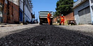 Prefeitura de Manaus intensifica operação “Tapa-Buraco” e aplica 125 toneladas de asfalto no bairro Cidade de Deus