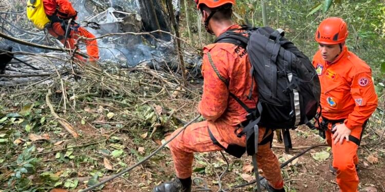 Quatro pessoas morrem em queda de helicóptero no Rio de Janeiro