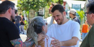 Prefeito Renato Junior homenageia pais de Manaus e destaca acolhimento às famílias nos cemitérios