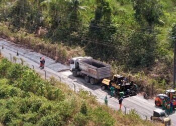 Prefeitura de Manaus avança com pavimentação de ramal e melhora acesso para moradores e produtores no km 15 da BR-174
