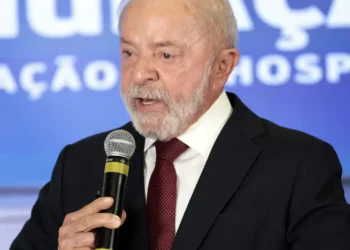 Lula diz a Trump que motivos para tarifas contra o Brasil não têm fundamento