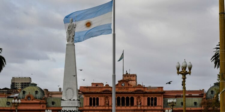 Mobilizações levam Milei a recuar sobre estrangeirização de terras na Argentina