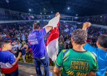 Roberto Cidade apresenta Hospital do Idoso durante caminhada na Compensa