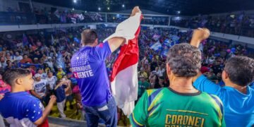 Roberto Cidade apresenta Hospital do Idoso durante caminhada na Compensa