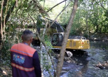 Prefeitura de Manaus executa dragagem em igarapé do conjunto Petros, no bairro Coroado