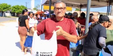 Prefeitura de Manaus entrega 35 mil peixes nas zonas Norte e Oeste pelo programa ‘Jaraqui da Gente’