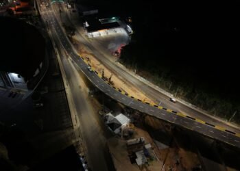 Prefeitura de Manaus avança com sinalização da alça superior do viaduto ‘Passarão’ durante a madrugada