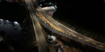 Prefeitura de Manaus avança com sinalização da alça superior do viaduto ‘Passarão’ durante a madrugada