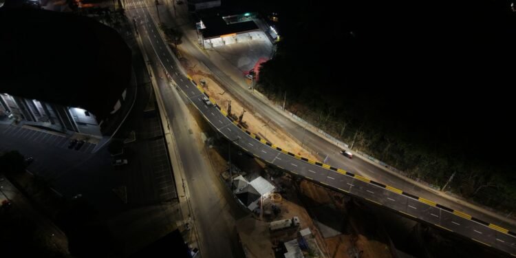 Prefeitura de Manaus avança com sinalização da alça superior do viaduto ‘Passarão’ durante a madrugada