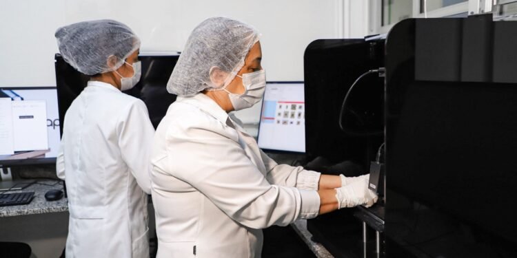 Prefeitura de Manaus apresenta experiência na automação do diagnóstico parasitológico em congresso nacional em Santa Catarina