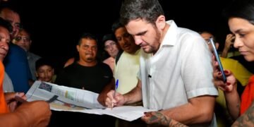 Prefeito Renato Junior assina ordem de serviço ao lado de moradores e autoriza início da reforma do Centro de Convivência do bairro Redenção