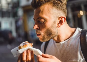“Eu mereço”: por que um dia difícil costuma terminar em chocolate, pizza ou hambúrguer?