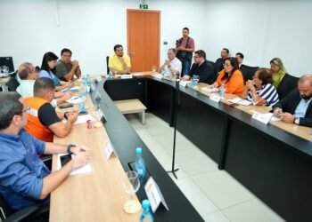 Prefeito Renato Junior reúne com comitê de crise climática para enfrentar os impactos da fumaça e coloca Manaus em estado de atenção