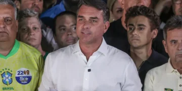 Polícia Federal cancela passaportes de Flávio Bolsonaro após descumprimento de ordem judicial