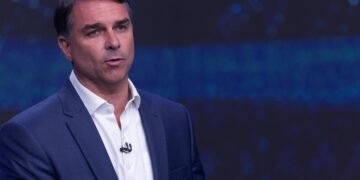 PF investiga se Flávio Bolsonaro deixou o Brasil rumo aos Estados Unidos