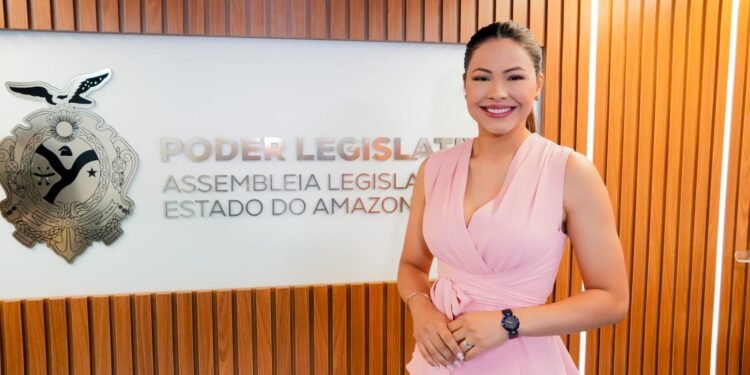 Deputada Brenna Dianná defende política de saúde mental para servidores e realização de concursos públicos no Amazonas