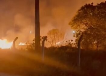 Incêndio no Cacau Pirêra gera fumaça vista de Manaus