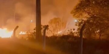 Incêndio no Cacau Pirêra gera fumaça vista de Manaus