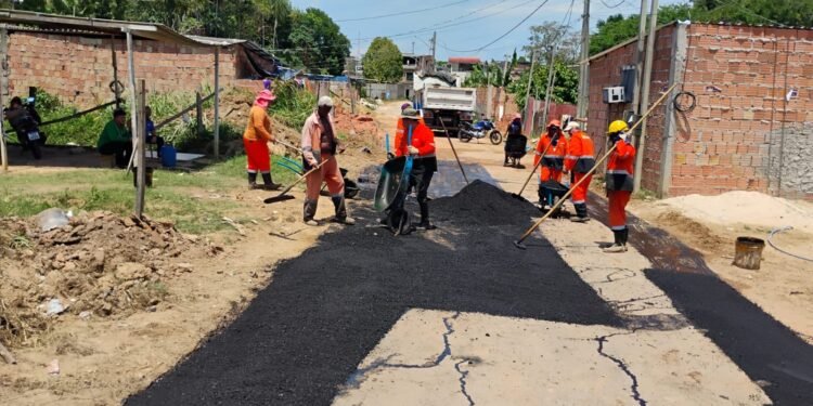 Prefeitura de Manaus recupera pavimento da travessa 33, no Lírio do Vale
