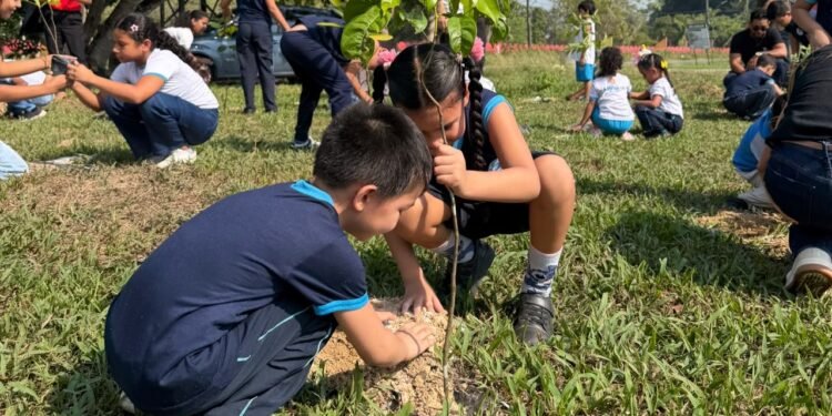 Crianças participam de ação ambiental com plantio de árvores no Smart Gran Park