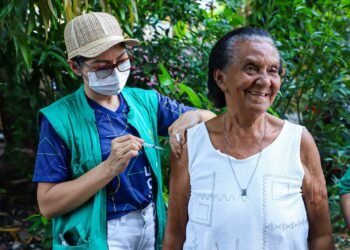 Prefeitura de Manaus amplia oferta da vacinação contra pneumonia para idosos a partir de 85 anos