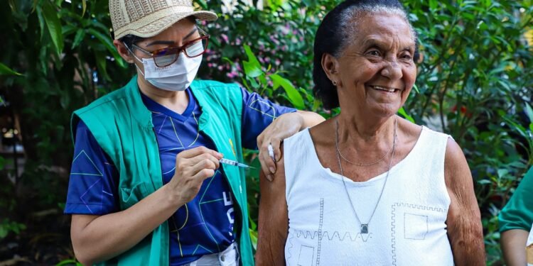 Prefeitura de Manaus amplia oferta da vacinação contra pneumonia para idosos a partir de 85 anos