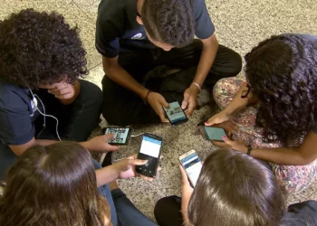 Pesquisa mostra que 82% são contra crianças de até 3 anos com celular