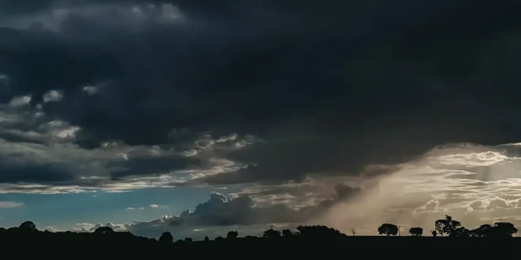 Feriado tem alerta para tempestades em quase todo o país