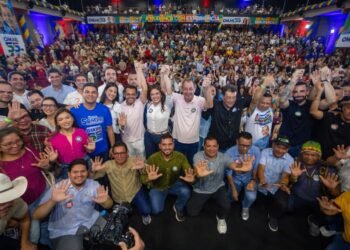 PoderData: Omar Aziz tem 56% dos votos válidos e abre 12 pontos de vantagem sobre adversária