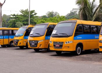 Técnicos de transporte da Prefeitura de Manaus acompanham operação da linha C-902 no Santa Etelvina