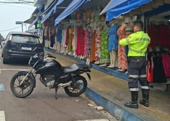 Fiscalização da Prefeitura de Manaus flagra irregularidades no estacionamento de veículos no Centro