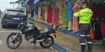 Fiscalização da Prefeitura de Manaus flagra irregularidades no estacionamento de veículos no Centro