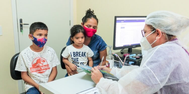 Prefeitura orienta beneficiários do Bolsa Família para acompanhamento de saúde em Manaus