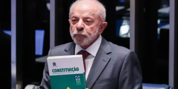 Lula faz campanha em MG e celebra fim da jornada 6×1