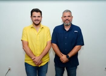 Prefeito Renato Junior nomeia Viviana Lira na presidência do Fundo Manaus Solidária, Junior Nunes no comando da Semhaf e Elan Alencar na superintendência da UGPM-Água reforçando o time da gestão municipal O prefeito de Manaus, Renato Junior, nomeou Viviana Pinheiro Lira de Oliveira para o comando do Fundo Manaus Solidária (FMS); Edvar da Silva Nunes Junior, como titular da Secretaria Municipal de Habitação e Assuntos Fundiários (Semhaf), e Elan Martins de Alencar como superintendente da Unidade Gestora de Abastecimento de Água e Esgotamento Sanitário (UGPM-Água). As nomeações foram publicadas na edição nº 6.419 do Diário Oficial do Município (DOM) e passam a valer a partir desta terça-feira, 20/10. “Estou fortalecendo a equipe da prefeitura. A Vivi Lira e o Junior Nunes voltam para dar continuidade a um trabalho que conhecem bem, no cuidado com as famílias que mais precisam e na regularização das moradias, que garante dignidade e segurança para quem vive nelas. E o Elan chega à UGPM-Água com a experiência de quem conhece os bairros das zonas Norte e Leste e sabe o quanto o acesso à água e ao saneamento muda a vida das pessoas”, afirmou o prefeito Renato Junior. No FMS, órgão vinculado à Casa Civil, Viviana Pinheiro Lira de Oliveira, a Vivi Lira, reassume a presidência, que havia deixado em razão do período de desincompatibilização eleitoral. Rafhael Valerio Bezerra Pina de Oliveira, que ocupava a presidência, passa a diretor-executivo do fundo. Janete da Costa Barroso Oliveira é a nova vice-presidente, no lugar de Giselle Menezes dos Santos Postal. Na Semhaf, Edvar da Silva Nunes Junior, o Junior Nunes, retorna ao cargo de secretário, que também havia deixado no período eleitoral. Advogado, ele já foi subsecretário da pasta e diretor-geral da Escola de Serviço Público Municipal (Espi) entre 2021 e 2024. Philippe Barbosa Venancio, que comandava a secretaria, passa a chefiar a Divisão de Controle de Obras. Na UGPM-Água, Elan Martins de Alencar foi nomeado superintendente. Natural de Eirunepé, no interior do Amazonas, foi secretário municipal de Esporte, Obras e Limpeza Pública da cidade entre 2004 e 2010. De 2011 a 2015, dirigiu o hospital regional de Eirunepé. Em Manaus, foi eleito vereador em 2020 e reeleito em 2024, com atuação voltada às comunidades das zonas Norte e Leste, principalmente em infraestrutura, saúde e esporte. Na Câmara Municipal de Manaus (CMM), presidiu a Comissão de Cultura e Patrimônio Histórico. — — — Texto – Alessandra Taveira/Semcom Fotos – Carlos Oliveira/Semcom