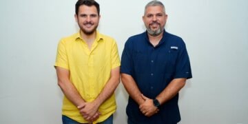 Prefeito Renato Junior nomeia Viviana Lira na presidência do Fundo Manaus Solidária, Junior Nunes no comando da Semhaf e Elan Alencar na superintendência da UGPM-Água reforçando o time da gestão municipal  O prefeito de Manaus, Renato Junior, nomeou Viviana Pinheiro Lira de Oliveira para o comando do Fundo Manaus Solidária (FMS); Edvar da Silva Nunes Junior, como titular da Secretaria Municipal de Habitação e Assuntos Fundiários (Semhaf), e Elan Martins de Alencar como superintendente da Unidade Gestora de Abastecimento de Água e Esgotamento Sanitário (UGPM-Água). As nomeações foram publicadas na edição nº 6.419 do Diário Oficial do Município (DOM) e passam a valer a partir desta terça-feira, 20/10.   “Estou fortalecendo a equipe da prefeitura. A Vivi Lira e o Junior Nunes voltam para dar continuidade a um trabalho que conhecem bem, no cuidado com as famílias que mais precisam e na regularização das moradias, que garante dignidade e segurança para quem vive nelas. E o Elan chega à UGPM-Água com a experiência de quem conhece os bairros das zonas Norte e Leste e sabe o quanto o acesso à água e ao saneamento muda a vida das pessoas”, afirmou o prefeito Renato Junior.  No FMS, órgão vinculado à Casa Civil, Viviana Pinheiro Lira de Oliveira, a Vivi Lira, reassume a presidência, que havia deixado em razão do período de desincompatibilização eleitoral. Rafhael Valerio Bezerra Pina de Oliveira, que ocupava a presidência, passa a diretor-executivo do fundo. Janete da Costa Barroso Oliveira é a nova vice-presidente, no lugar de Giselle Menezes dos Santos Postal.  Na Semhaf, Edvar da Silva Nunes Junior, o Junior Nunes, retorna ao cargo de secretário, que também havia deixado no período eleitoral. Advogado, ele já foi subsecretário da pasta e diretor-geral da Escola de Serviço Público Municipal (Espi) entre 2021 e 2024. Philippe Barbosa Venancio, que comandava a secretaria, passa a chefiar a Divisão de Controle de Obras.   Na UGPM-Água, Elan Martins de Alencar foi nomeado superintendente. Natural de Eirunepé, no interior do Amazonas, foi secretário municipal de Esporte, Obras e Limpeza Pública da cidade entre 2004 e 2010. De 2011 a 2015, dirigiu o hospital regional de Eirunepé. Em Manaus, foi eleito vereador em 2020 e reeleito em 2024, com atuação voltada às comunidades das zonas Norte e Leste, principalmente em infraestrutura, saúde e esporte. Na Câmara Municipal de Manaus (CMM), presidiu a Comissão de Cultura e Patrimônio Histórico. — — —  Texto – Alessandra Taveira/Semcom Fotos – Carlos Oliveira/Semcom