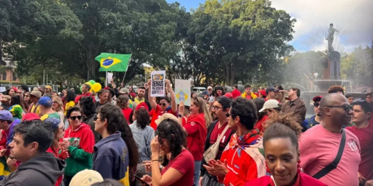 Brasileiros fazem ato em Sydney em apoio a Lula e à democracia