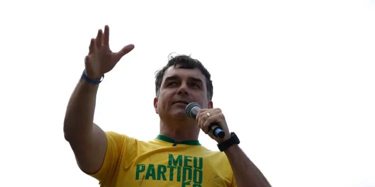 Aliado de Trump confirma chegada de Flávio Bolsonaro aos Estados Unidos