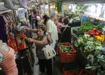 Cortes em auxílios sociais podem gerar retração econômica em cidades do interior