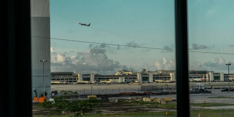 Aeronave com Flávio Bolsonaro e família pousa nos Estados Unidos