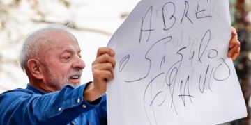 Flávio Bolsonaro tem até esta quarta-feira para responder ao desafio de transparência lançado por Lula